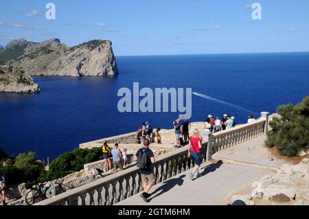 Blick vom Leuchtturmparkplatz am Cap de Formentor auf der spanischen Insel Mallorca. Stockfoto