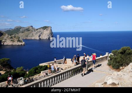 Blick vom Leuchtturmparkplatz am Cap de Formentor auf der spanischen Insel Mallorca. Stockfoto