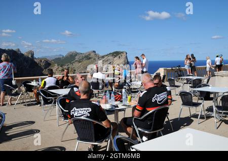 Der Café-Sitzbereich am Leuchtturm auf der Halbinsel Formentor, Mallorca. Die Fahrt zum Leuchtturm ist ein muss für Radfahrer. Stockfoto