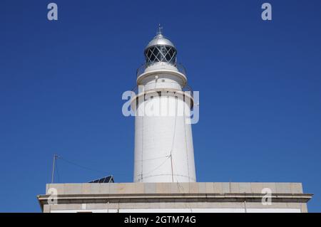 Der Leuchtturm am Cap de Formentor am nördlichen Ende Mallorcas. Die Einbahnstraße zum Leuchtturm ist bei Touristen und Radfahrern beliebt. Stockfoto