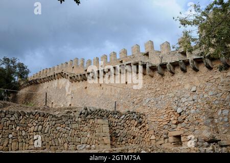 Capdepera auf der Insel Mallorca stammt aus dem 13. Jahrhundert in seiner heutigen Form. Es wurde wunderschön restauriert und ist ein toller Ort für einen Besuch Stockfoto