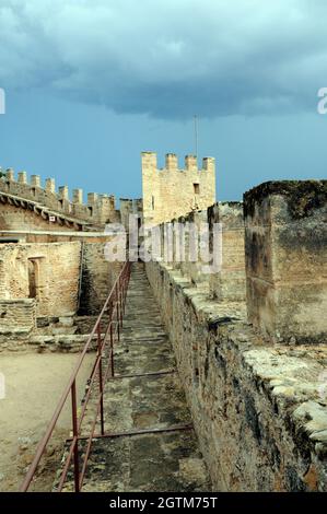 Capdepera auf der Insel Mallorca stammt aus dem 13. Jahrhundert in seiner heutigen Form. Es wurde wunderschön restauriert und ist ein toller Ort für einen Besuch Stockfoto