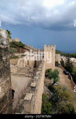 Capdepera auf der Insel Mallorca stammt aus dem 13. Jahrhundert in seiner heutigen Form. Es wurde wunderschön restauriert und ist ein toller Ort für einen Besuch Stockfoto