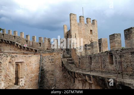 Capdepera auf der Insel Mallorca stammt aus dem 13. Jahrhundert in seiner heutigen Form. Es wurde wunderschön restauriert und ist ein toller Ort für einen Besuch Stockfoto