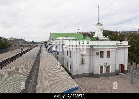 Sewastopol, Krim, Russland - 28. Juli 2020: Das Gebäude des Bahnhofs in der Heldenstadt Sewastopol, Krim Stockfoto