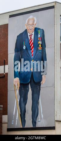 Gemälde von Kapitän Tom Moore, berühmt für seine 100 Schritte, die Geld für NHS Charities in Chapel Street, Southport, Großbritannien sammeln Stockfoto