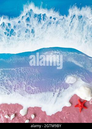 Harzkunst mit Meereswellen und Strand mit Seesternen. Epoxidharz-Kunstkonzept Stockfoto