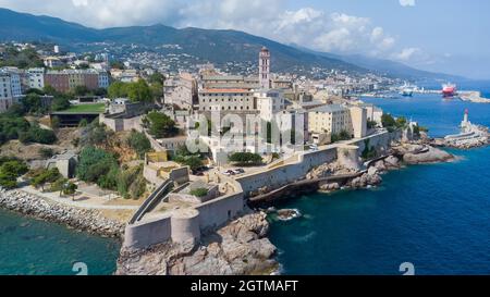 Luftaufnahme der Zitadelle von Bastia im Norden der Insel Korsika - Genueser Stadt mit Blick auf das Mittelmeer Stockfoto