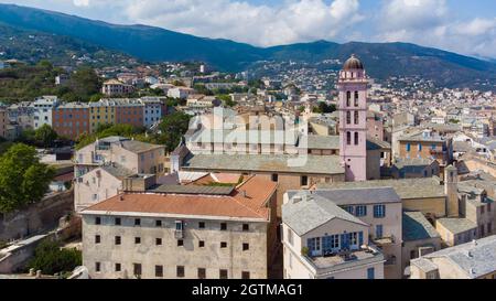 Luftaufnahme der Zitadelle von Bastia im Norden der Insel Korsika - Genueser Stadt mit Blick auf das Mittelmeer Stockfoto