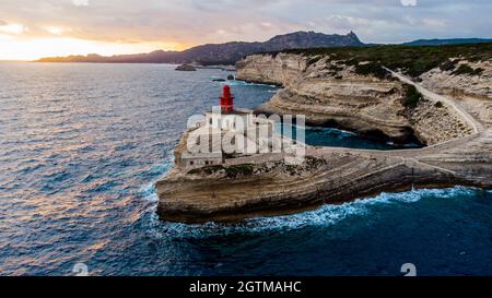 Luftaufnahme des Leuchtturms von La Madonetta in Bonifacio, an der Südspitze der Insel Korsika in Frankreich - Sonnenuntergang über den Kalksteinfelsen Stockfoto