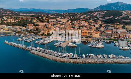 Luftaufnahme der Marina von Propriano im Süden von Korsika, Frankreich - kleine Küstenstadt im Mittelmeer Stockfoto