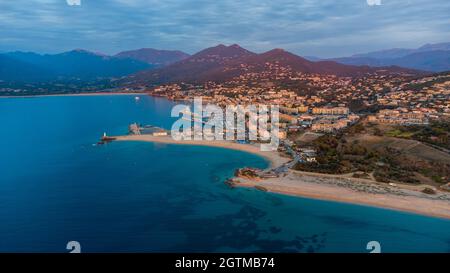 Luftaufnahme der Marina von Propriano im Süden von Korsika, Frankreich - kleine Küstenstadt im Mittelmeer Stockfoto