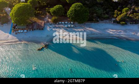 Luftaufnahme von Palombaggia Beach im Süden von Korsika, Frankreich - berühmte Pinienwald auf der Insel Korsika, in der Nähe des türkisfarbenen Wassers der Stockfoto