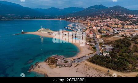 Luftaufnahme der Marina von Propriano im Süden von Korsika, Frankreich - kleine Küstenstadt im Mittelmeer Stockfoto