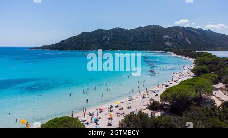 Luftaufnahme einiger Meeresfelsen in der Bucht von Santa Giulia im Süden von Korsika, Frankreich - Strand mit seichtem türkisfarbenem Wasser in der Nähe von Porto Vecchio in t Stockfoto