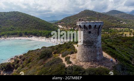 Luftaufnahme der Ruinen des runden genuesischen Turms von Fautéa im Süden von Korsika, Frankreich - Überreste eines mittelalterlichen Aussichtspunktes mit Blick auf den Mediterr Stockfoto