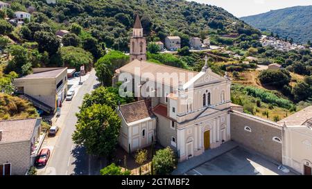 Luftaufnahme des Klosters der Heiligen Cosimo und Damian von Sartène in den Bergen des Südens von Korsika, Frankreich - Regionale Hauptstadt, Sartène is mos Stockfoto