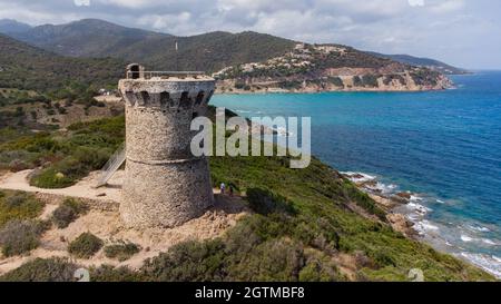 Luftaufnahme der Ruinen des runden genuesischen Turms von Fautéa im Süden von Korsika, Frankreich - Überreste eines mittelalterlichen Aussichtspunktes mit Blick auf den Mediterr Stockfoto