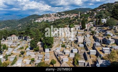 Luftaufnahme des Friedhofs von Sartène in den Bergen des Südens von Korsika, Frankreich - Hauptstadt der Region, Sartène ist größtenteils aus Granit gebaut Stockfoto