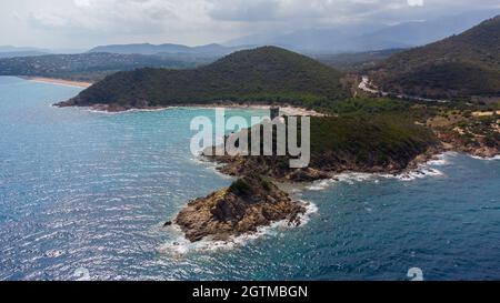 Luftaufnahme der Ruinen des runden genuesischen Turms von Fautéa im Süden von Korsika, Frankreich - Überreste eines mittelalterlichen Aussichtspunktes mit Blick auf den Mediterr Stockfoto