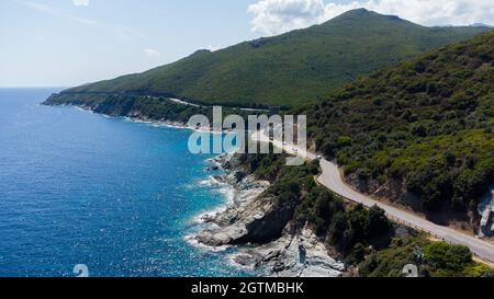 Luftaufnahme der Ruinen des runden genuesischen Turms von l'Osse auf dem Cap Corse, Korsika, Frankreich - Überreste eines mittelalterlichen Aussichtspunktes in der Kurve einer Straße Stockfoto