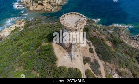 Luftaufnahme der Ruinen des runden genuesischen Turms von Fautéa im Süden von Korsika, Frankreich - Überreste eines mittelalterlichen Aussichtspunktes mit Blick auf den Mediterr Stockfoto