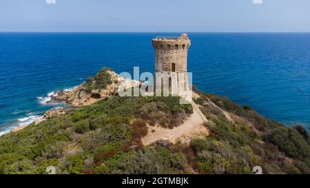 Luftaufnahme der Ruinen des runden genuesischen Turms von Fautéa im Süden von Korsika, Frankreich - Überreste eines mittelalterlichen Aussichtspunktes mit Blick auf den Mediterr Stockfoto