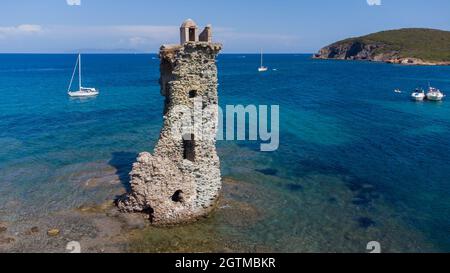 Luftaufnahme des genuesischen Turms Santa Maria di la Cappella auf dem Cap Corse in Oberkorsika, Frankreich - Überreste eines mittelalterlichen Gebäudes, das halb abgerissen wurde Stockfoto