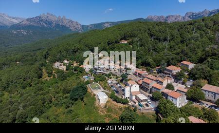 Luftaufnahme des Bergdorfes Zonza im Süden von Korsika, Frankreich Stockfoto