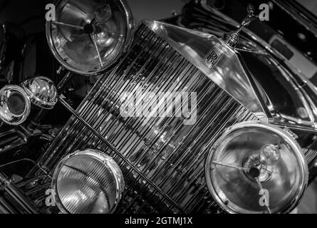 Schwarz-Weiß-Bild des antiken Rolls Royce mit mehreren Scheinwerfern im Motormuseum in der Nähe von Kapstadt. Keine Personen. Stockfoto