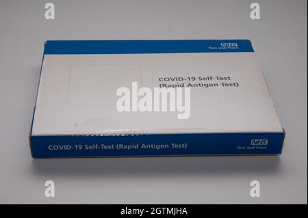 NHS COVID-19 Lateral-Flow-Testkit. Stockfoto