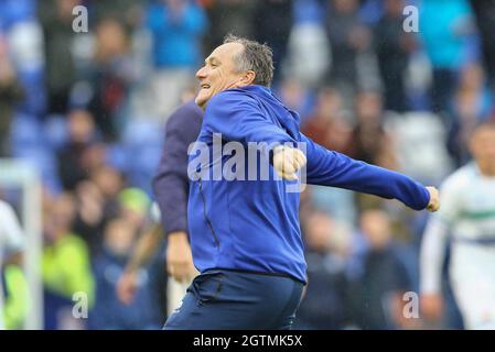 Birkenhead, Großbritannien. Oktober 2021. Micky Mellon, Manager von Tranmere Rovers, feiert das Ende des Spiels. EFL Skybet Football League Two Match, Tranmere Rovers gegen Crawley Town im Prenton Park, Birkenhead, Wirral am Samstag, den 2. Oktober 2021. Dieses Bild darf nur für redaktionelle Zwecke verwendet werden. Nur zur redaktionellen Verwendung, Lizenz für kommerzielle Nutzung erforderlich. Keine Verwendung bei Wetten, Spielen oder Veröffentlichungen in einem Club/einer Liga/einem Spieler.PIC von Chris Stading/Andrew Orchard Sports Photography/Alamy Live News Credit: Andrew Orchard Sports Photography/Alamy Live News Stockfoto