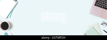 Banner mit Laptop und Schreibwaren auf blauem Hintergrund mit Copyspace. Fernunterricht, Online-Business, Remote-Work-Konzept. Stockfoto