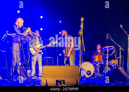 Valflaunes, Pic St Loup, Oczitanien Frankreich: 22. Juli 2017. Musikfestival, Hortus Live in der Domäne des Hortus, Weingut. Eric Truffaz Quartett im Konzert, mit der Teilnahme von Sly Johnson. Stockfoto