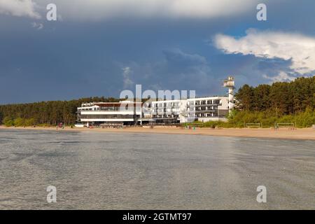 TALLINN, ESTLAND - 2. NOV 2020: Hotel am Strand von Pirita in der Nähe des Olympic Sailing Center in Pirita. Das Zentrum wurde für die Olympischen Spiele 1980 gebaut Stockfoto