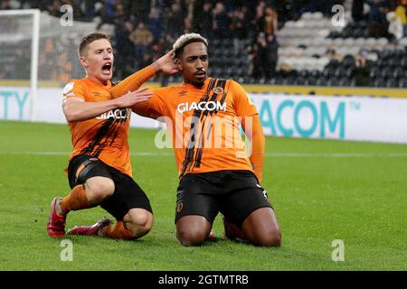 Mallik Wilks (rechts) von Hull City feiert mit Teamkollege Greg Docherty, nachdem sie während des Sky Bet Championship-Spiels im MKM Stadium, Hull, das zweite Tor ihrer Mannschaft erzielt hatte. Bilddatum: Samstag, 2. Oktober 2021. Stockfoto