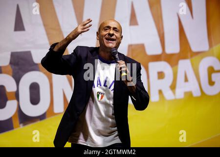 Rom, Italien. Oktober 2021. Der Komiker Alessandro Di Carlo auf der Bühne während der Schließung des Wahlkampfes für den neuen Bürgermeister der Stadt.Rom (Italien), 1. Oktober 2021 Foto Samantha Zucchi Insidefoto Credit: Insidefoto srl/Alamy Live News Stockfoto