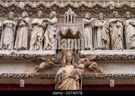 Figuren an der Westfassade der Kathedrale Notre Dame d’Amiens, Amiens, Frankreich | Skulpturen der Westfassade der Dombasilika unseres L Stockfoto