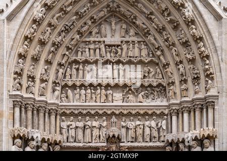 Figuren an der Westfassade der Kathedrale Notre Dame d’Amiens, Amiens, Frankreich | Skulpturen der Westfassade der Dombasilika unseres L Stockfoto