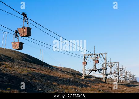 Über er alte Seilbahn für den Transport von Kohle aus Minen in Longyearbyen, Svalbard, Spitzbergen, Norwegen Suchen Stockfoto