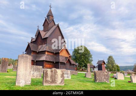 Mystischer Ort, Stabkirche Heddal, Norwegen. Größte Stabkirche in Norwegen. Heddal Stavkirke in Notodden, wunderschöner turistischer Ort. Stockfoto