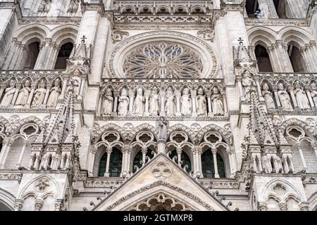 Statuen der Könige und Fensterrose an der Westfassade der Kathedrale Notre Dame d’Amiens, Amiens, Frankreich | Kings Statuen und Rosenfenster auf dem Stockfoto