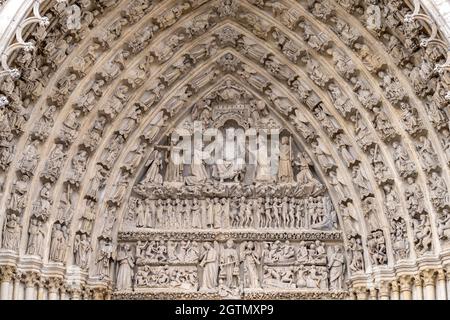 Figuren an der Westfassade der Kathedrale Notre Dame d’Amiens, Amiens, Frankreich | Skulpturen der Westfassade der Dombasilika unseres L Stockfoto