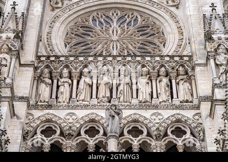 Statuen der Könige und Fensterrose an der Westfassade der Kathedrale Notre Dame d’Amiens, Amiens, Frankreich | Kings Statuen und Rosenfenster auf dem Stockfoto