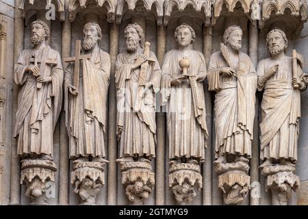 Statuen der Apostel an der Westfassade der Kathedrale Notre Dame d’Amiens, Amiens, Frankreich | Apostel Statuen an der Westfassade der Kathedrale Stockfoto