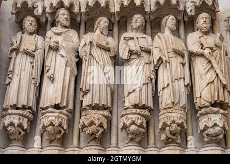 Statuen der Apostel an der Westfassade der Kathedrale Notre Dame d’Amiens, Amiens, Frankreich | Apostel Statuen an der Westfassade der Kathedrale Stockfoto