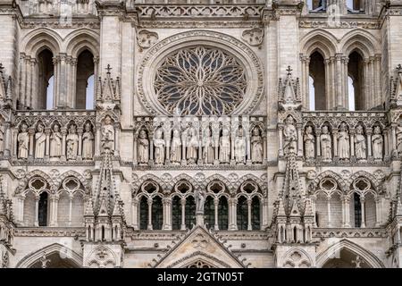 Statuen der Könige und Fensterrose an der Westfassade der Kathedrale Notre Dame d’Amiens, Amiens, Frankreich | Kings Statuen und Rosenfenster auf dem Stockfoto