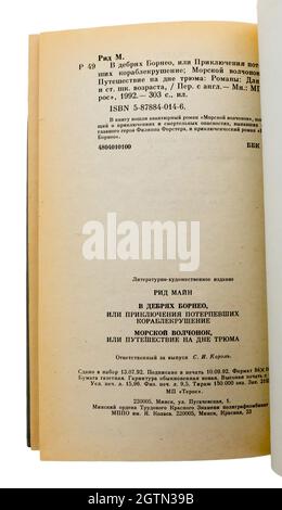 Die „Kastaways: A Story of Adventure in the Wilds of Borneo“ und „The Boy Tar“ von Thomas Mayne Reid, die erstmals 1992 in der UdSSR veröffentlicht wurden. Stockfoto