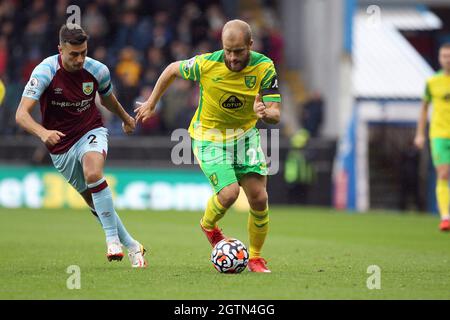 Burnley, Großbritannien. Oktober 2021. Teemu Pukki aus Norwich City läuft mit dem Ball während des Premier League-Spiels zwischen Burnley und Norwich City im Turf Moor am 2. Oktober 2021 in Burnley, England. (Foto von Mick Kearns/phcimages.com) Credit: PHC Images/Alamy Live News Stockfoto