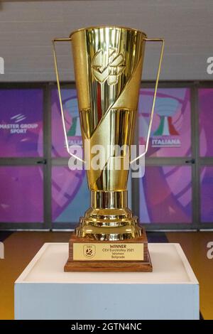 Modena, Italien. Oktober 2021. Der Pokal der Gewinnerin CEV EuroVolley 2021 Frauen während Imoco Volley Conegliano gegen Igor Gorgonzola Novara, Italienische Supercup-Frauen in Modena, Italien, Oktober 02 2021 Quelle: Independent Photo Agency/Alamy Live News Stockfoto